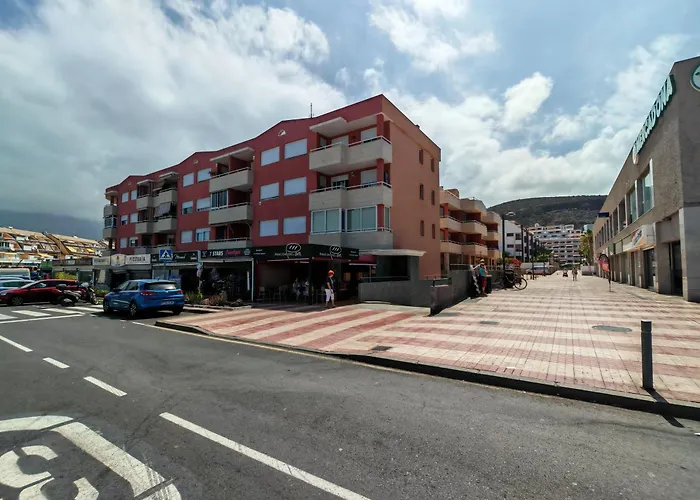 New In Cristianos Renovated With Ac, Steps From Playa Vistas Apartmán