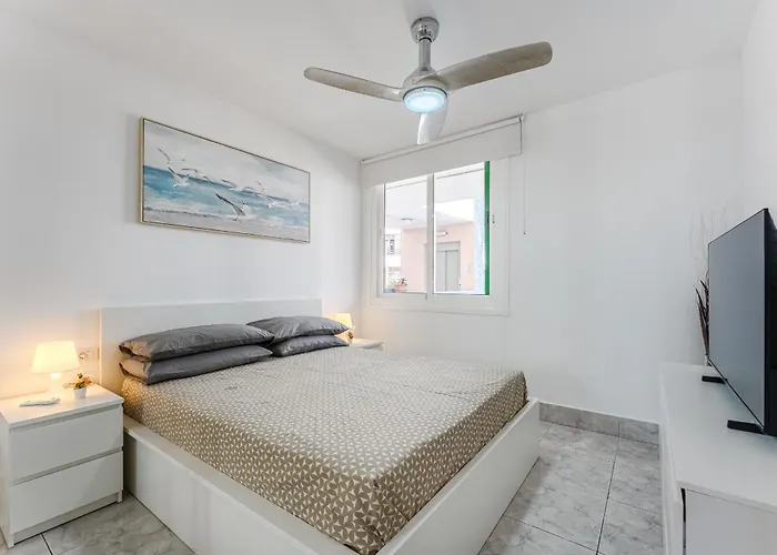 Apartmán New In Cristianos Renovated With Ac, Steps From Playa Vistas