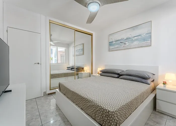 דירה New In Cristianos Renovated With Ac, Steps From Playa Vistas ארונה